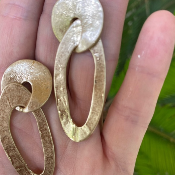 New! James Earrings - Picture 5 of 6